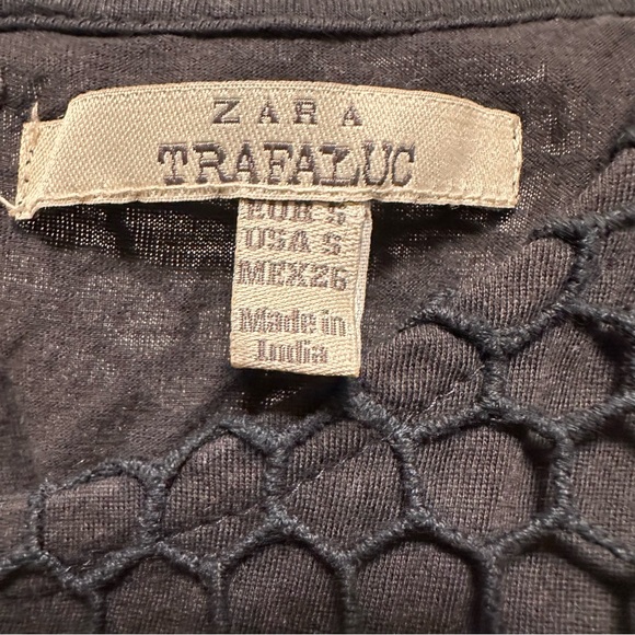 Elegant Black Sleeveless Dress - Picture 5 of 5